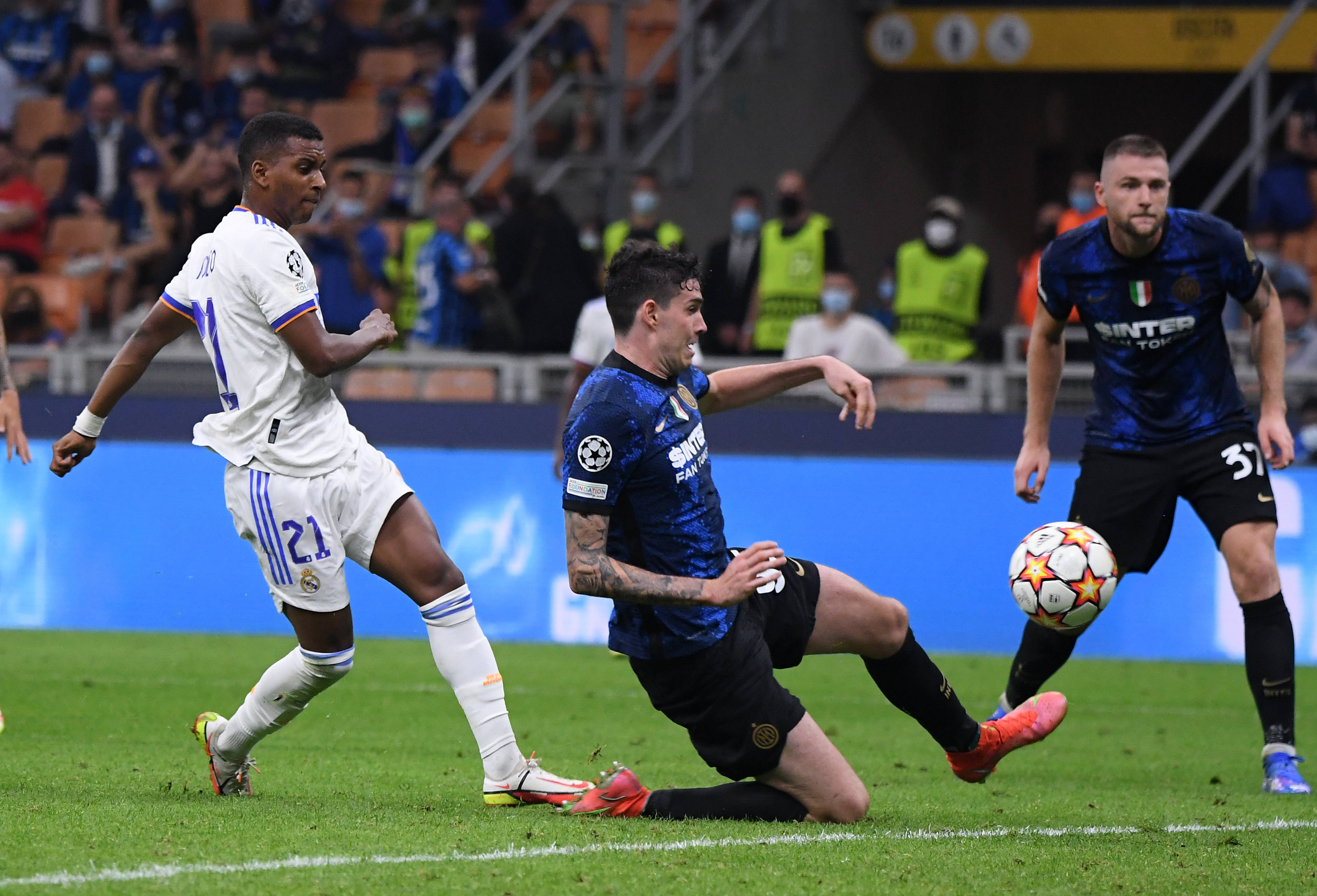 太阳报：B费安慰未登场小将获球迷赞赏，被贴“领袖”标签（太阳报：B费安慰未出场小将获球迷力赞，被称为“领袖”）