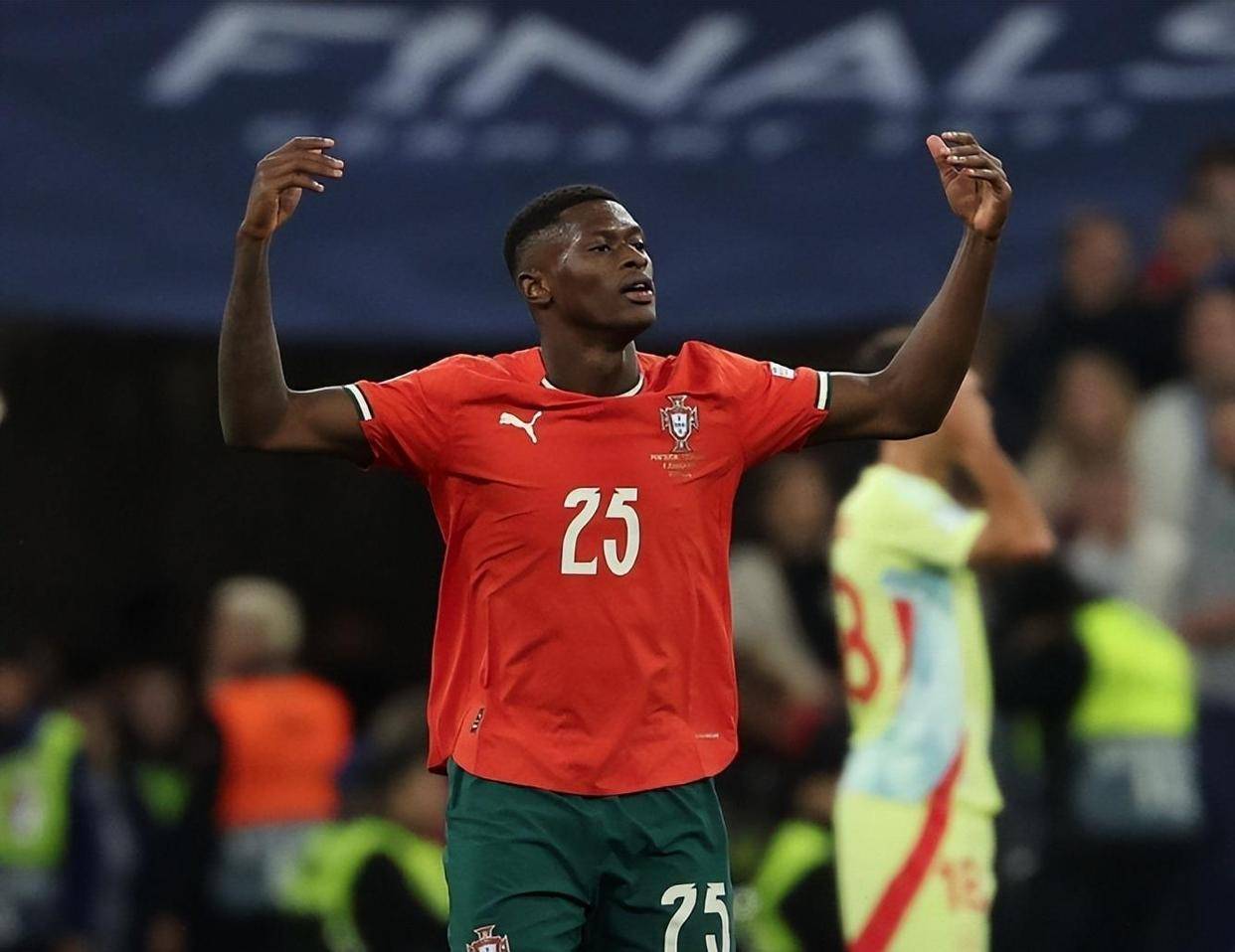 2025中超抢断榜：西海岸杨希以105次居首，英博吕焯毅排第二