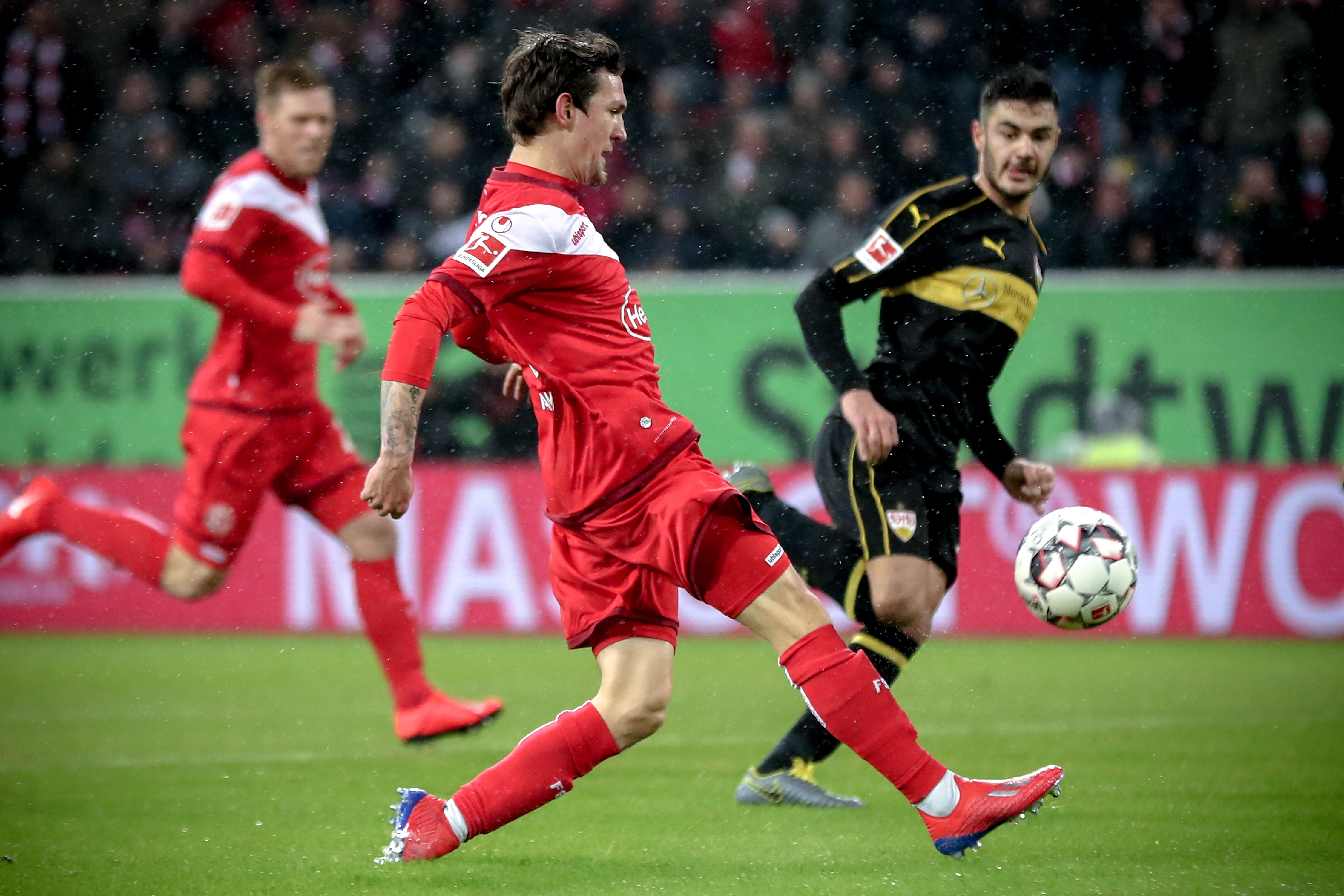 国安与河南合拍足协杯决赛宣传片：在传统足球赛中加入福瑞