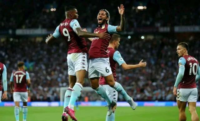 海港举办赛季总结会，王燊超乘直升机带冠军奖杯入场