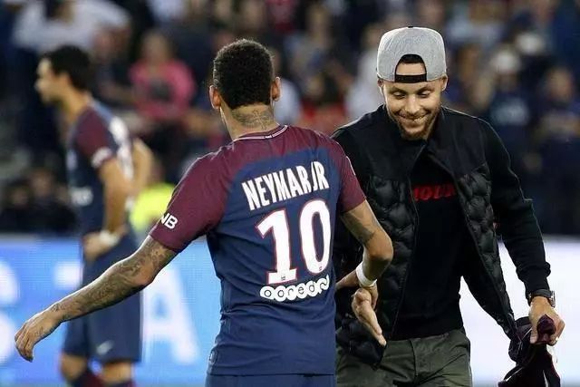 尼日利亚4-1大胜加蓬进入决赛，奥斯梅恩双响，埃朱克破门